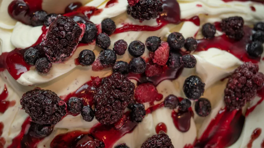 Mascarpone — sorvete artesanal da Arkyn com frutas vermelhas