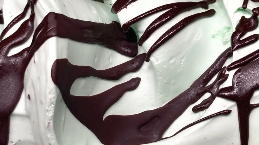 Menta Granizada — helado artesanal de Arkyn con salsa de chocolate