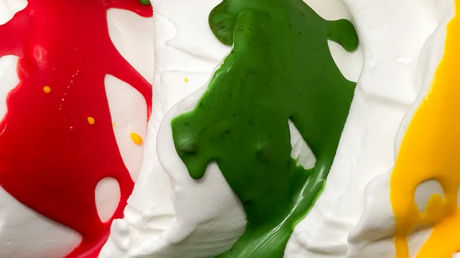 Pico Dulce — helado artesanal de Arkyn con salsas roja, verde y amarilla